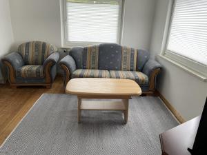 ein Wohnzimmer mit Sofa und Couchtisch in der Unterkunft Petit in Hatten + 13 Fotos