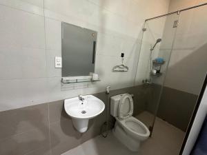 a bathroom with a toilet and a sink at Khách Sạn Điểm Hẹn in Ho Chi Minh City