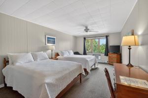 ein Hotelzimmer mit zwei Betten und einem Fenster in der Unterkunft Wilder Inn in Ephraim