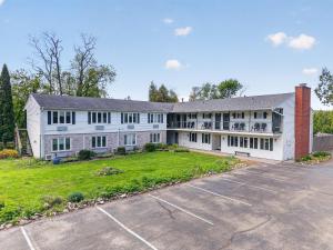 ein leerer Parkplatz vor einem Gebäude in der Unterkunft Wilder Inn in Ephraim