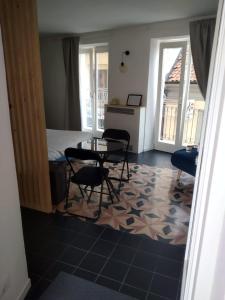 a room with a table and two chairs and a bed at Casa Morenica - Cementina in Montalto Dora