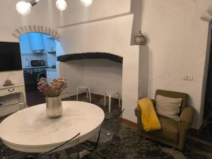 a living room with a table and a couch at Sublime Village House in Monsaraz