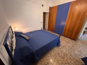 a bedroom with a blue bed and a closet at Casa Giordano in Tramonti