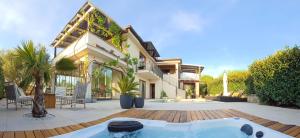 a house with a hot tub in a yard at Casa MiA in Linardići