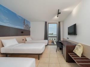 Televisor o centre d'entreteniment de B&B HOTEL Settimo Torinese