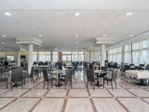 Restaurant o un lloc per menjar a B&B HOTEL Settimo Torinese