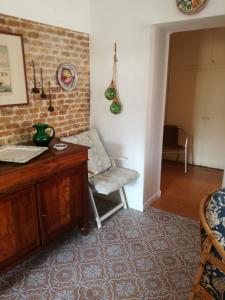 グラードにあるLa Casa Di Francaのリビングルーム(椅子、木製デスク付)