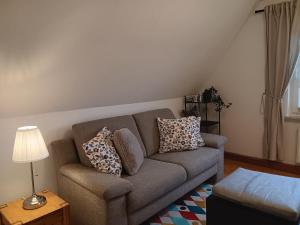 a living room with a couch and a lamp at Nordapart Anne Bessrich in Butjadingen