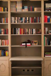 a book shelf filled with lots of books at Mare di Gioia in Viareggio