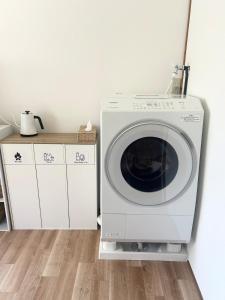 a washing machine in a room with a counter at Hirakata house, Easy Access to Kyoto and Osaka in Hirakata