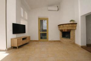 a living room with a television and a fireplace at Casa Conti Trivelli 2 in Vasto