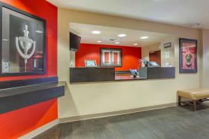 a waiting room at a fast food restaurant at Extended Stay America Select Suites - Phoenix - Deer Valley in Phoenix