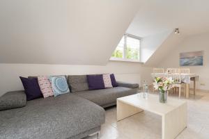 a living room with a couch and a table at Meerzeit Fehmarn in Wulfen auf Fehmarn