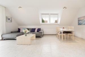 a living room with a couch and a table at Meerzeit Fehmarn in Wulfen auf Fehmarn
