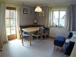 a dining room with a table and chairs at Ferienwohnung Ulrike in Steingaden