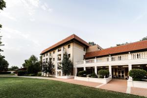 ein großes weißes Gebäude mit rotem Dach in der Unterkunft Arcanum Hotel in Békéscsaba