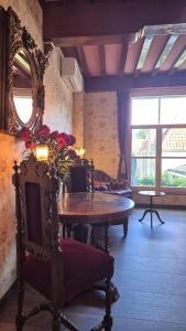 a living room with a table and a mirror at De Gouden Cruytbusse in Middelburg