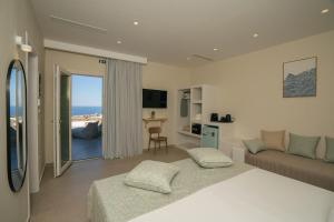 ein Schlafzimmer mit Bett und Sofa und ein Wohnzimmer in der Unterkunft Arhontou in Apollonia