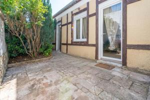 a patio outside of a house with a window at Casa 37 in Saint-Quentin