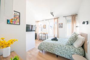 a small bedroom with a bed and a table at Casa 37 in Saint-Quentin