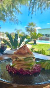 ein Sandwich auf einem Teller auf einem Tisch in der Unterkunft La Siègià Resort spa in Massa Marittima