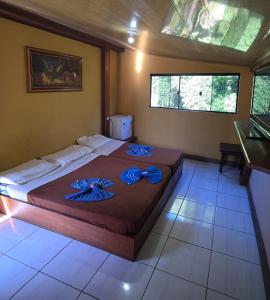 a bedroom with a large bed in a room at Pousada Catuaí in Siqueira Campos