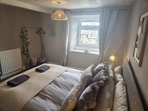 a bedroom with a bed and a window at The Flat in central Kirkby Stephen in Kirkby Stephen +2 photos