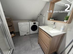 a bathroom with a washing machine and a sink at Appartement Villiers sur Morin proche de Disneyland in Villiers-sur-Morin +44 photos
