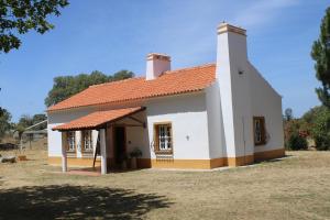 a small white house with a red roof at Casa Merino in Évora