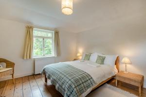 a bedroom with a bed and a window at 4 Bed in Lyndhurst oc-57407 in Lyndhurst