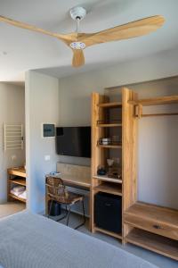 ein Schlafzimmer mit Bett und Deckenventilator in der Unterkunft Seagonia in Pogoniá