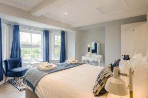 a bedroom with a bed and a chair and a television at 6 Bed in Bacton oc-2316 in Bacton +43 photos