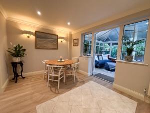 a dining room with a table and a couch at Ivy House in Stockbridge