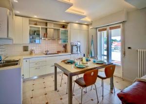 a kitchen with a table and chairs in a room at Greto al Mare in Francavilla al Mare