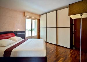 a bedroom with a large bed and a window at Greto al Mare in Francavilla al Mare