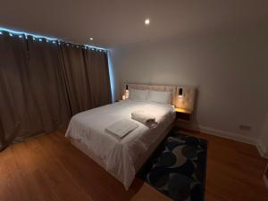 a bedroom with a bed with white sheets and pillows at Cosy 2 Story Home Leicester City Centre in Leicester +3 photos