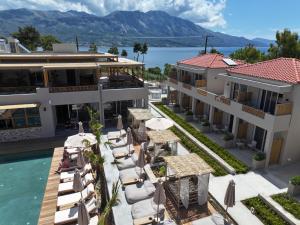 eine Luftaufnahme des Hotels und des Pools in der Unterkunft Seagonia in Pogoniá