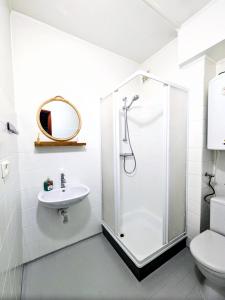 a bathroom with a shower and a sink at Dom ukryty przed światem - Szeroki Bór in Ruciane-Nida