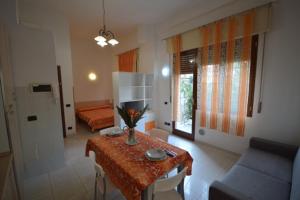 salon ze stołem i kanapą w obiekcie Riva Beach Apartment w mieście Riva Ligure