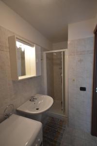 łazienka z umywalką i prysznicem w obiekcie Riva Beach Apartment w mieście Riva Ligure +22 zdjęcia