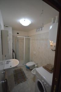łazienka z umywalką, toaletą i prysznicem w obiekcie Riva Beach Apartment w mieście Riva Ligure