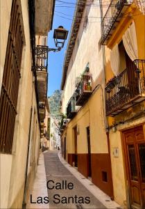 an alley with the wordsale las santarios written next to buildings at Apartamento "El Casco Antiguo" in Xàtiva