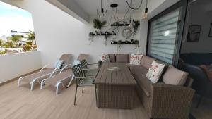 a living room with a couch and a table and chairs at Casa Fuerte y Levamt in Villaverde