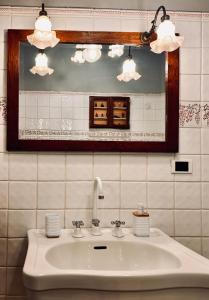 a bathroom with a sink and a mirror at Casa Amiata in Sarteano