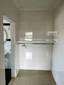ein weißer Raum mit Waschbecken und Toilette in der Unterkunft Westreams Hotel in New Weija