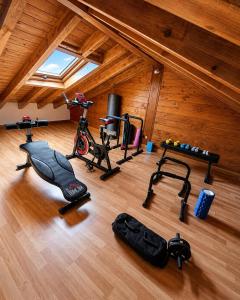 an overhead view of a gym with exercise equipment at Casa independiente entre mar y montaña in Puente San Miguel