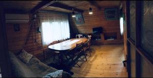 a room with a table and chairs in a cabin at Leśny Zakątek Nowy Wiśnicz in Nowy Wiśnicz