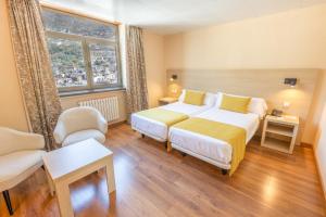 ein Hotelzimmer mit einem Bett und einem großen Fenster in der Unterkunft Hotel Panorama in Andorra la Vella + 101 Fotos