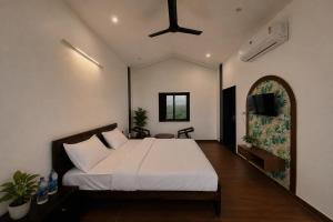 a bedroom with a bed and a ceiling fan at VANVASS - A Forest Resort By Rovers in Rāma