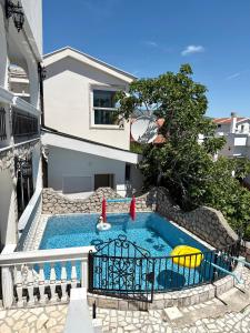a small swimming pool in the backyard of a house at Apartmani ,,Del Mar'' in Ulcinj